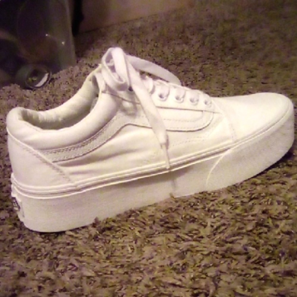 Vans White Sneakers with Classic Low-Top Design